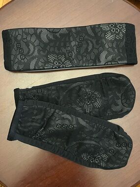 Lululemon Black Frosty Run Mittens & Ear Warmer *Lace